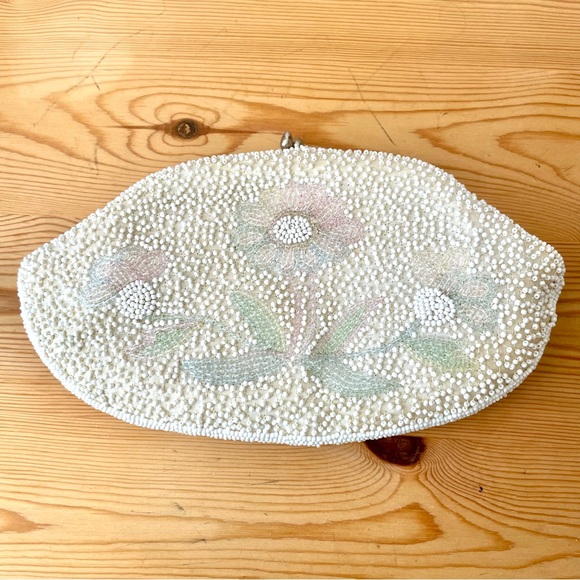 Richere Handbags - Vintage 1950’s Richere Hand-beaded Flower Kiss Lock Clutch White/Cream/Pastels